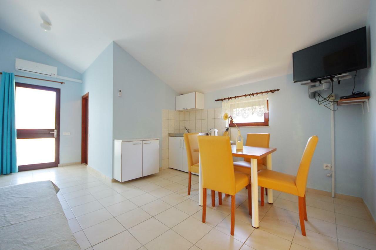 Apartments Eduard Vrsi Buitenkant foto